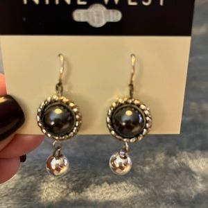 Nine West gray/silver tone hanging earrings